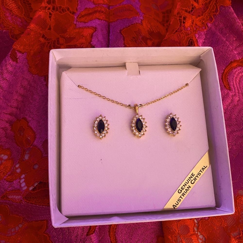 Stunning brand new black and gold earring and necklace set